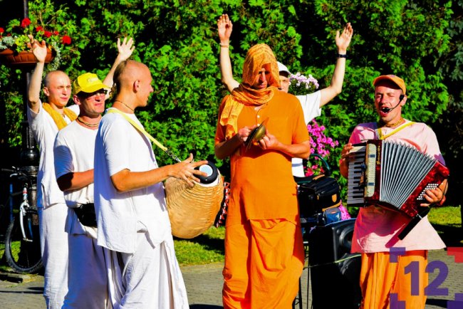 У Луцьку ходили крішнаїти: хто вони і що проповідують. ФОТОРЕПОРТАЖ