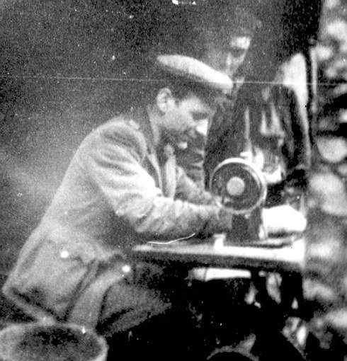 Повстанська кравецька майстерня. Однострій шиє хорунжий Володимир Якім'юк 