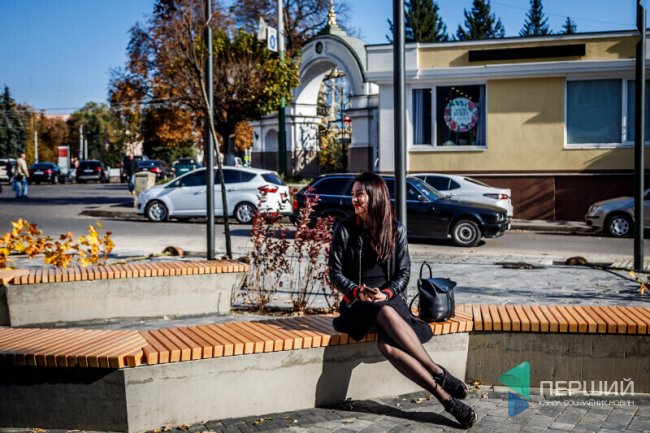 За фото в луцькому сквері – 150 доларів чи навушники AirPods*