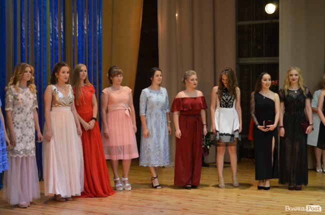 «Ви наша надія»: у луцькому педколеджі – випускний. ФОТО