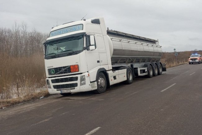 На Волині посеред траси з автоцистерни стався витік азотної кислоти. ФОТО