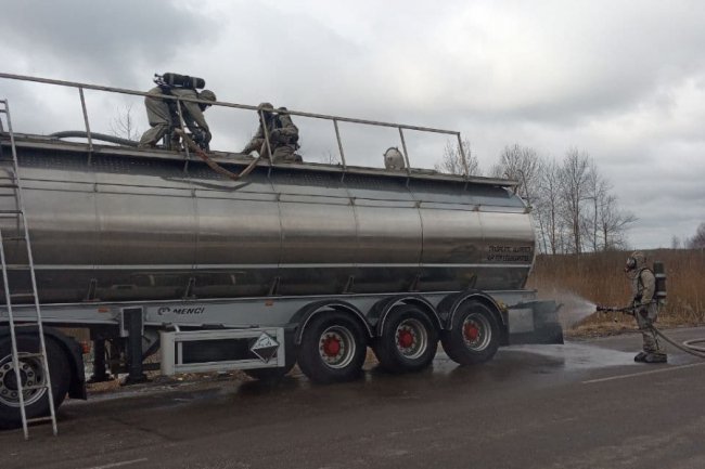 На Волині посеред траси з автоцистерни стався витік азотної кислоти. ФОТО