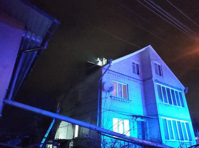 Через сажу в димарі в Луцьку сталася пожежа в житловому будинку