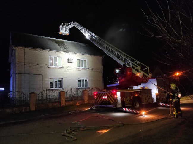 Через сажу в димарі в Луцьку сталася пожежа в житловому будинку