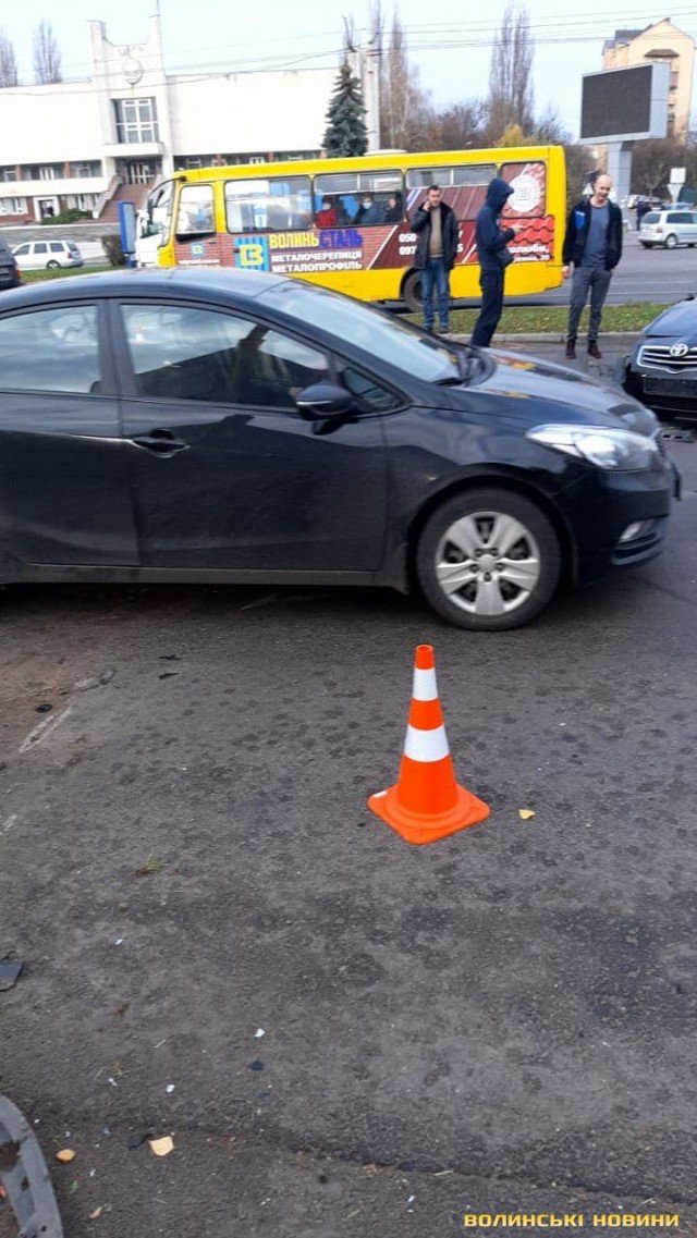 У Луцьку автомобіль влетів у бетонний стовп. ФОТО