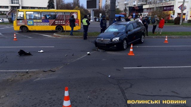 У Луцьку автомобіль влетів у бетонний стовп. ФОТО
