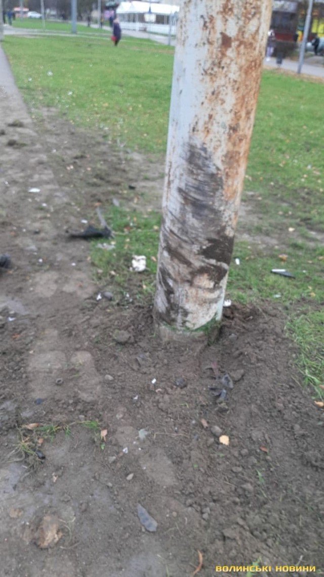 У Луцьку автомобіль влетів у бетонний стовп. ФОТО