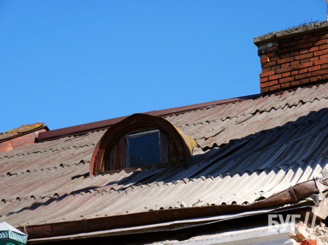 Обвал столітньої будівлі у Володимирі: власники розбирають хиткі конструкції. ФОТО.ВІДЕО