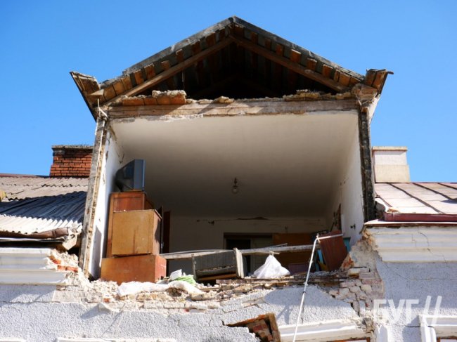 Обвал столітньої будівлі у Володимирі: власники розбирають хиткі конструкції. ФОТО.ВІДЕО