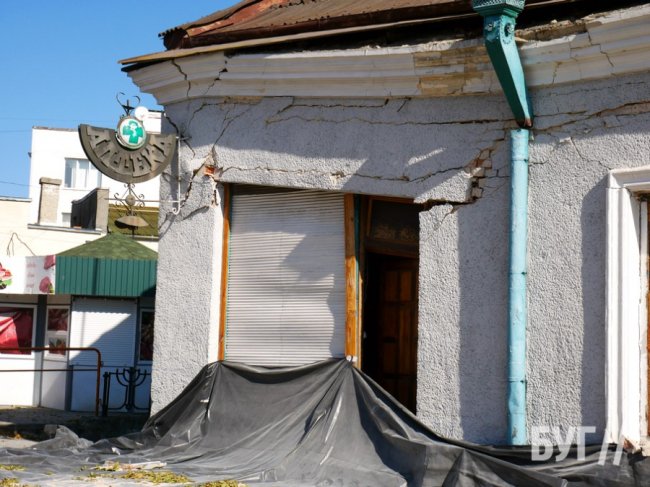 Обвал столітньої будівлі у Володимирі: власники розбирають хиткі конструкції. ФОТО.ВІДЕО