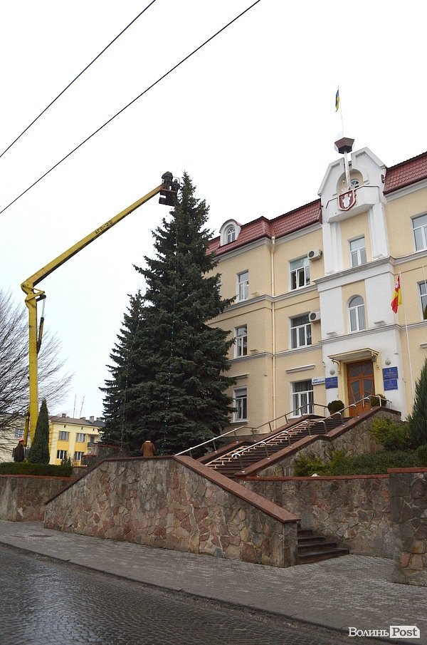 У Луцьку прикрасили ялинку біля міськради. ФОТО