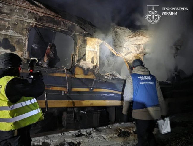 На Харківщині росіяни обстріляли пасажирський потяг, є загиблі