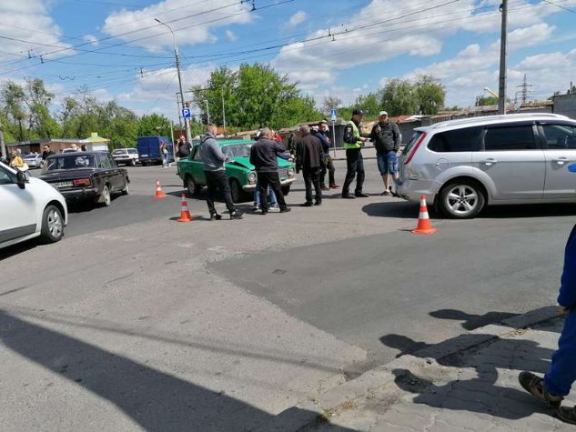 Біля Центрального ринку у Луцьку зіткнулись два легковики. ФОТО