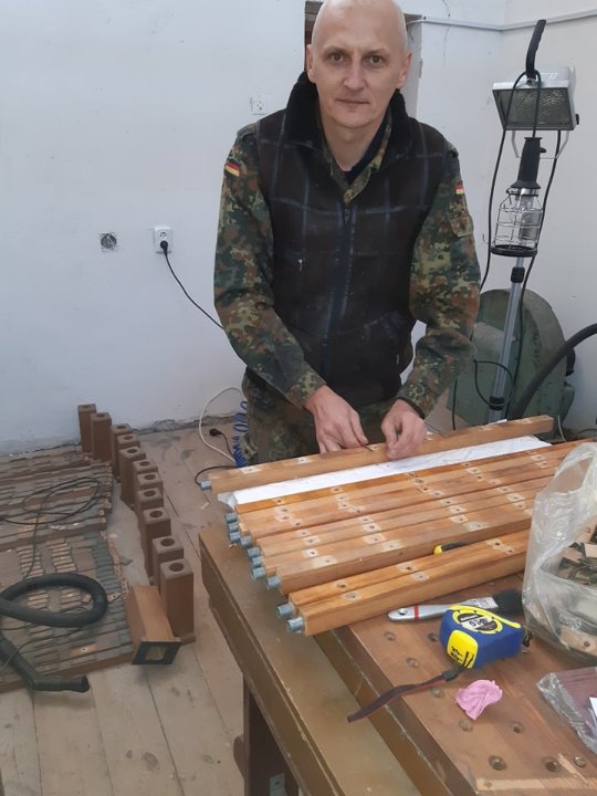 У костелі в Рожищі чоловік із Закарпаття будує орган: треба підмога. ФОТО