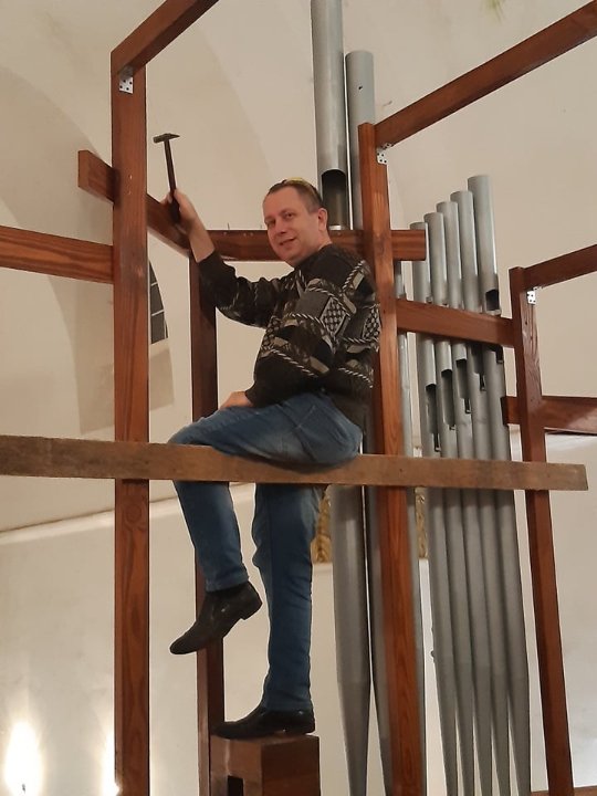У костелі в Рожищі чоловік із Закарпаття будує орган: треба підмога. ФОТО