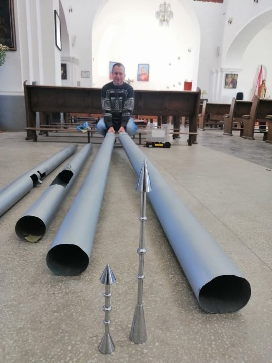 У костелі в Рожищі чоловік із Закарпаття будує орган: треба підмога. ФОТО