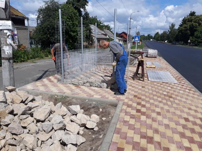У селі під Луцьком встановлюють модні еко-зупинки