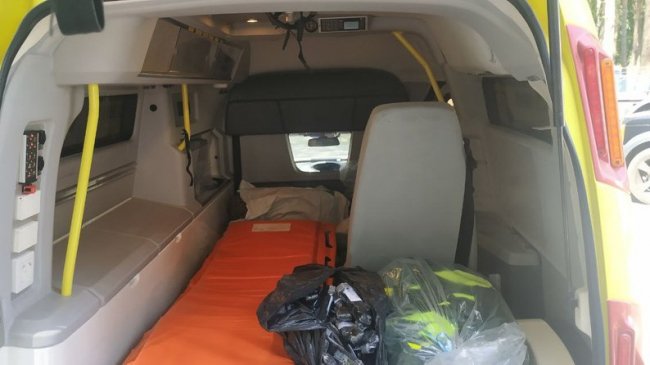 Шведські благодійники на Волині передали реанімобіль та позашляховик військовим