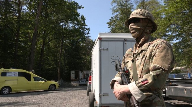 Шведські благодійники на Волині передали реанімобіль та позашляховик військовим