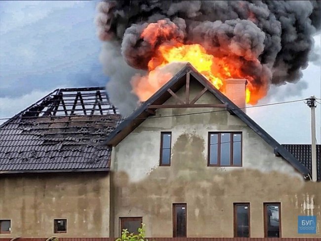Гасили 4 пожежні автомобілі: внаслідок удару блискавки на Волині загорівся будинок. ВІДЕО