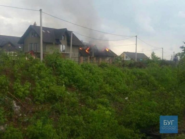 Гасили 4 пожежні автомобілі: внаслідок удару блискавки на Волині загорівся будинок. ВІДЕО