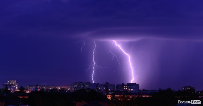 Під час грози у Луцьку зафіксували неймовірні блискавки. ФОТО