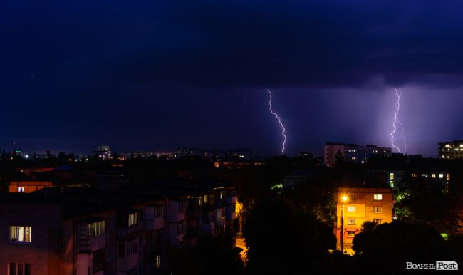 Під час грози у Луцьку зафіксували неймовірні блискавки. ФОТО