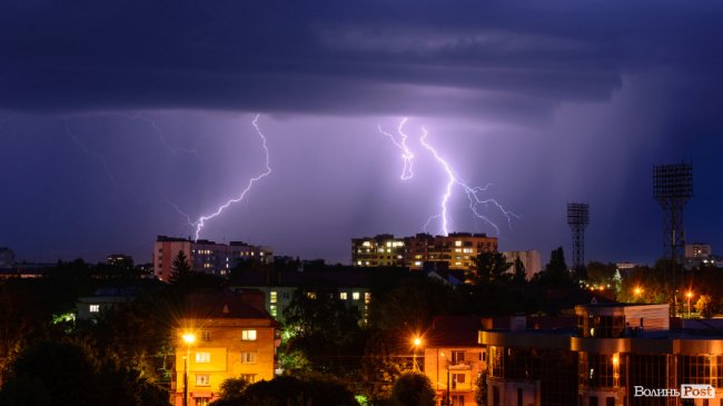 Під час грози у Луцьку зафіксували неймовірні блискавки. ФОТО