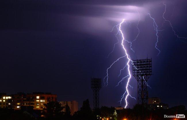 Під час грози у Луцьку зафіксували неймовірні блискавки. ФОТО