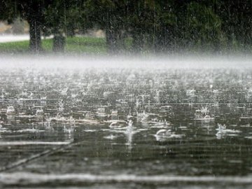 Луцька вулиця через зливу перетворилася на канал. ВІДЕО