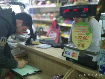 У Луцьку викрили магазин, який вночі торгує алкоголем