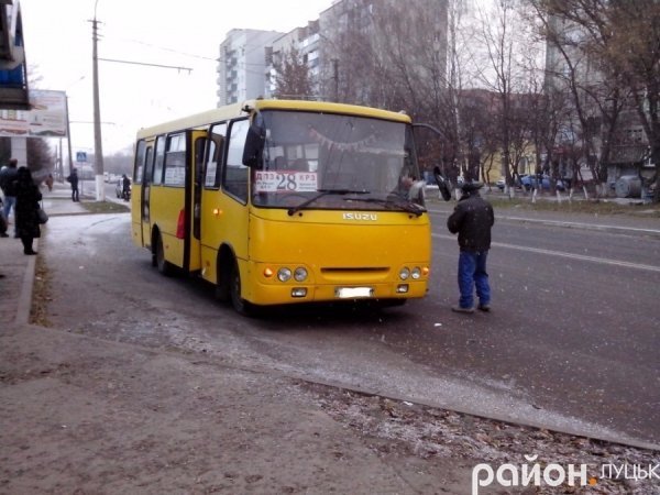 У Луцьку вантажівка «зняла» дзеркало з маршрутки