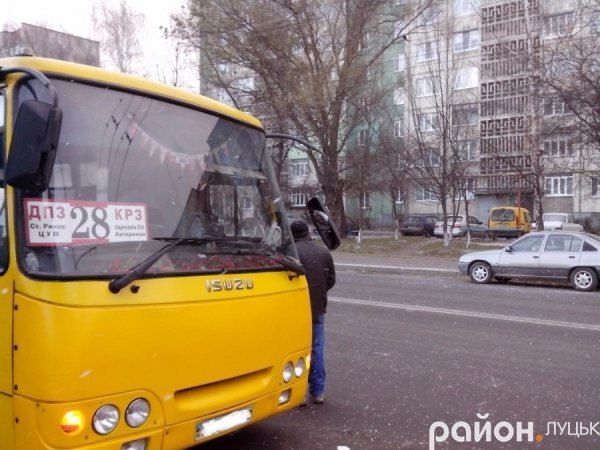 У Луцьку вантажівка «зняла» дзеркало з маршрутки