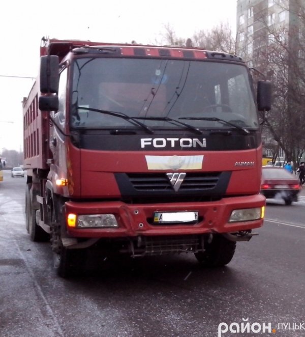 У Луцьку вантажівка «зняла» дзеркало з маршрутки