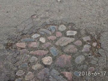 Біля колишнього луцького вокзалу знайшли давню бруківку. ФОТО