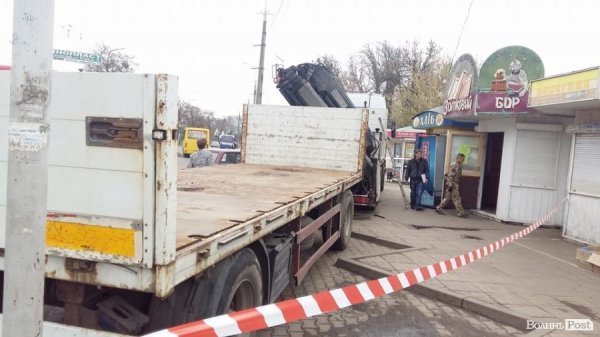 У Луцьку муніципали демонтують бар, знову зі скандалом. ФОТО