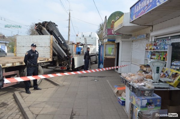 У Луцьку муніципали демонтують бар, знову зі скандалом. ФОТО