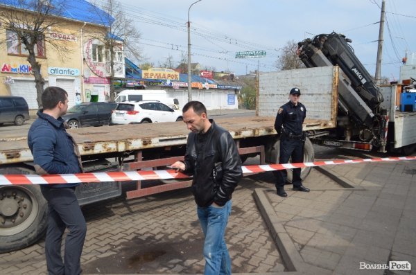 У Луцьку муніципали демонтують бар, знову зі скандалом. ФОТО
