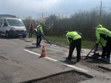 На Волині ліквідовують вибоїни на трасі державного значення