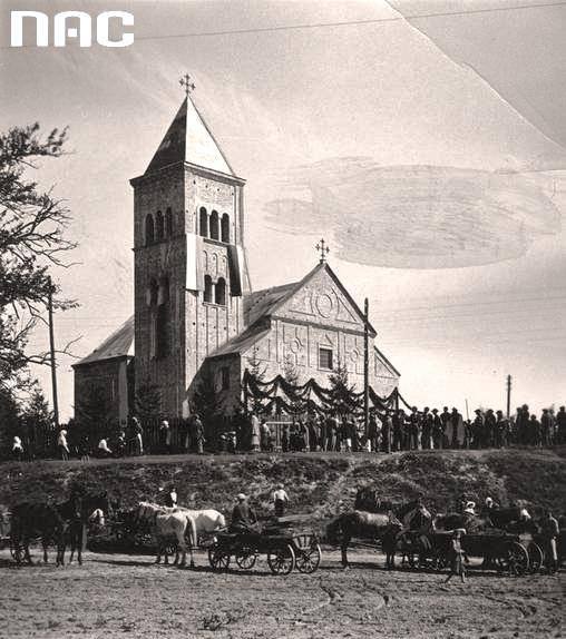 Показали унікальні світлини спорудження костелу на Волині. ФОТО