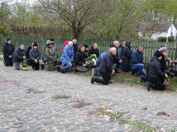 Дорогу перед полеглим Героєм на Волині встелили квітами