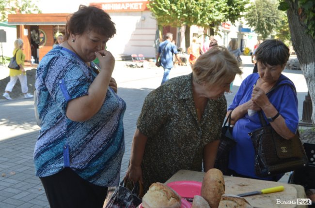 Від і до: що та за скільки продають народні умільці у центрі Луцька. ФОТО