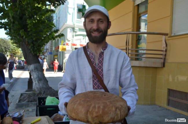 Від і до: що та за скільки продають народні умільці у центрі Луцька. ФОТО