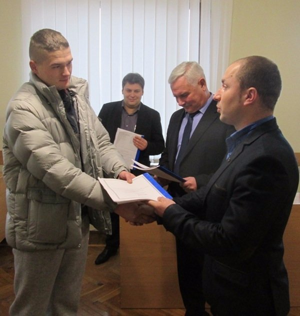 Нововолинським атошникам вручили документи на землю