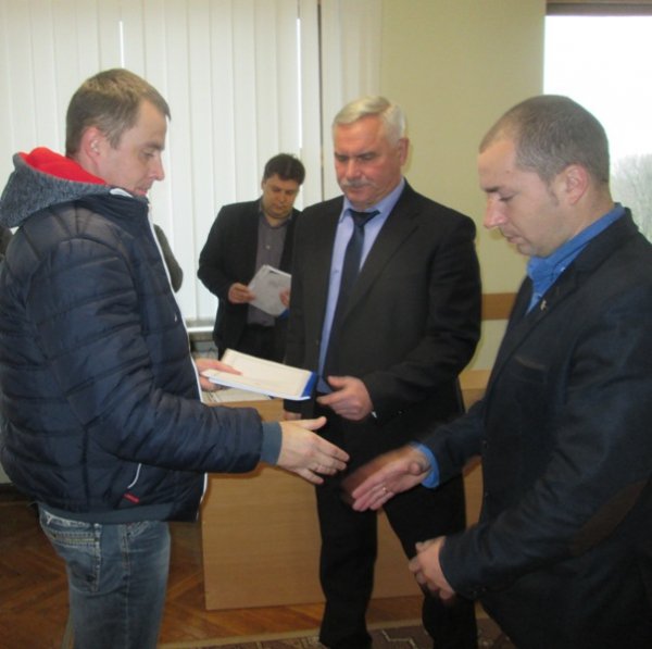 Нововолинським атошникам вручили документи на землю