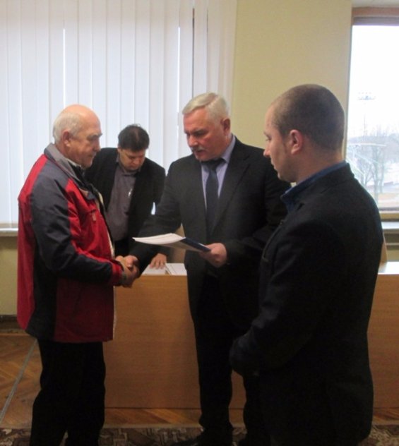 Нововолинським атошникам вручили документи на землю