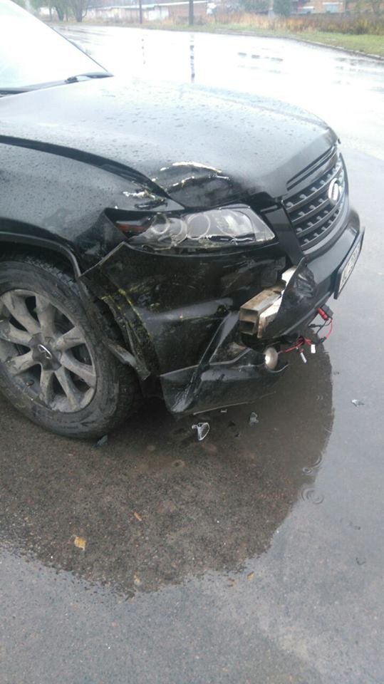 На луцькому перехресті не розминулися бус та позашляховик. ФОТО