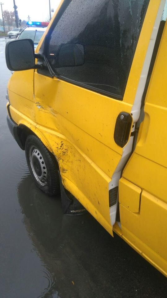 На луцькому перехресті не розминулися бус та позашляховик. ФОТО