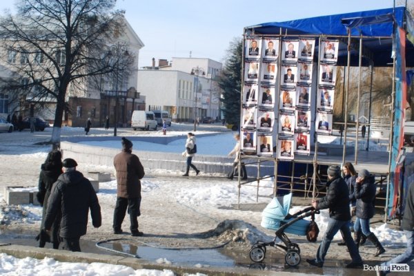 У центрі Луцька повісили «кривавих регіоналів». ФОТО