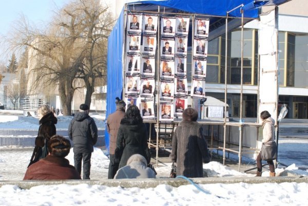 У центрі Луцька повісили «кривавих регіоналів». ФОТО